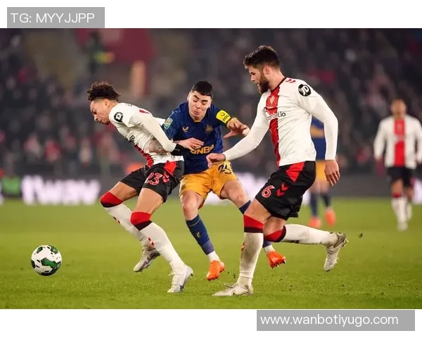 因暴雨导致球场积水严重欧协联一场比赛被迫中断引发关注 因暴雨导致球场积水严重欧协联一场比赛被迫中断引发关注