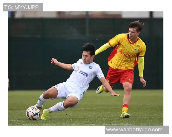 中国犀旺队在法国欧塞尔足球训练基地隆重举行升国旗仪式展现爱国情怀